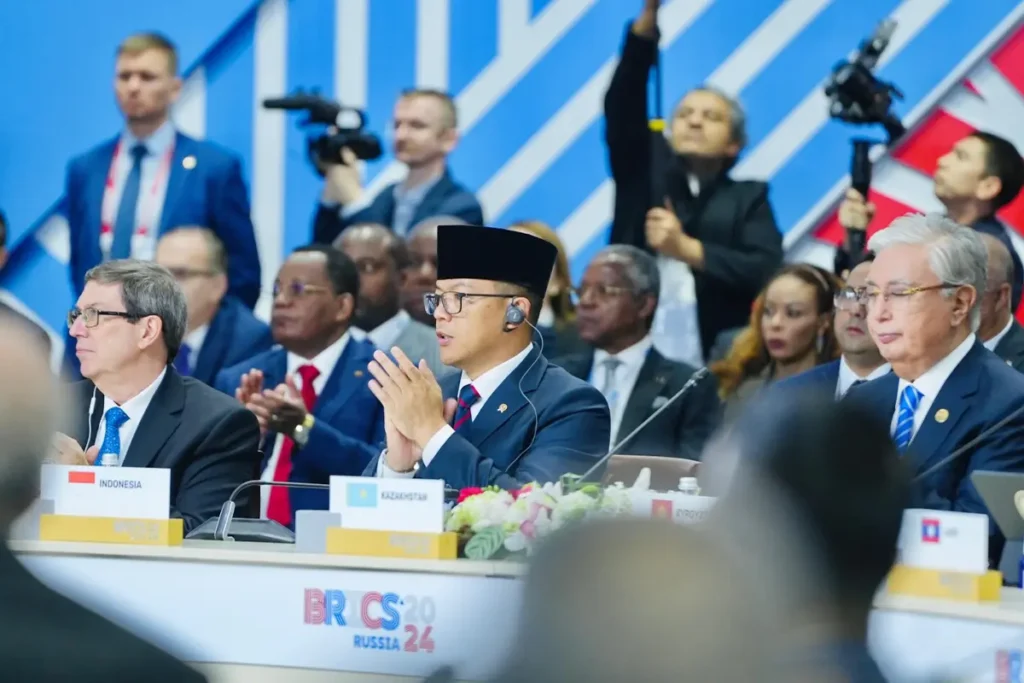 Selain peluang ekonomi, bergabung dengan BRICS juga dapat memberikan manfaat strategis bagi Indonesia.